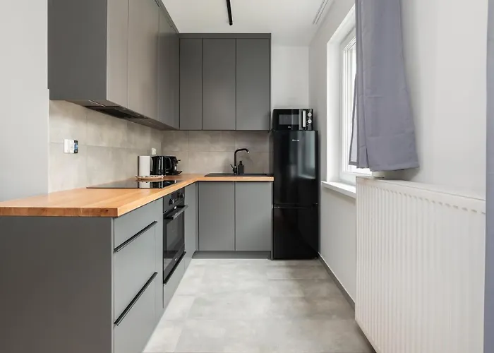 With Garden Dmowskiego 81 By Renters Appartamento Poznań